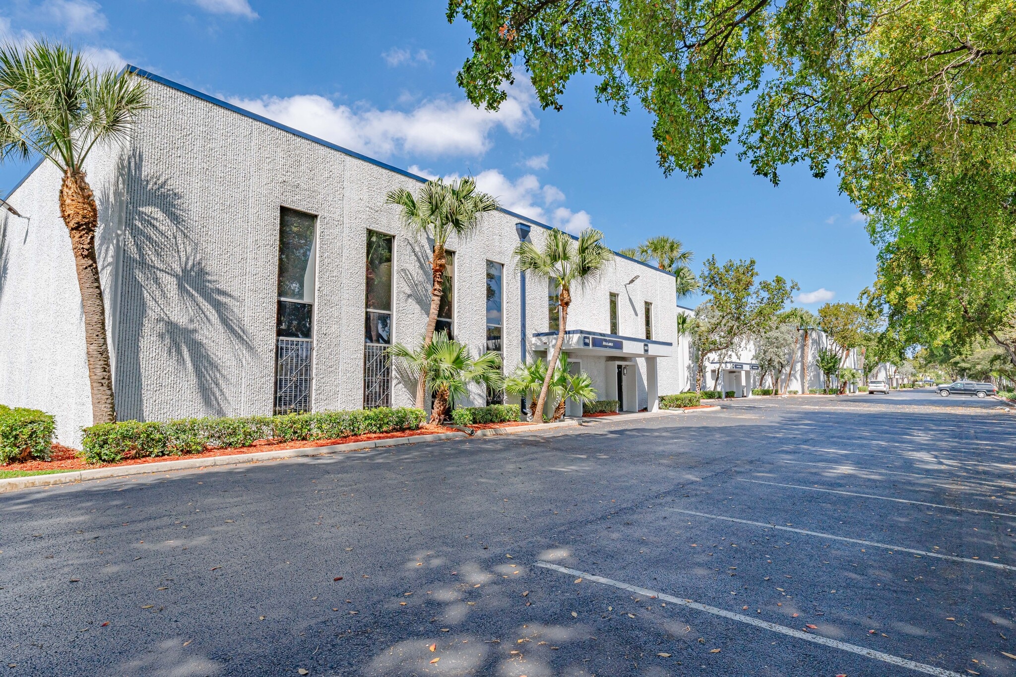 2201 Nw 30th Pl, Pompano Beach, FL à louer Photo de l’immeuble– Image 1 sur 4