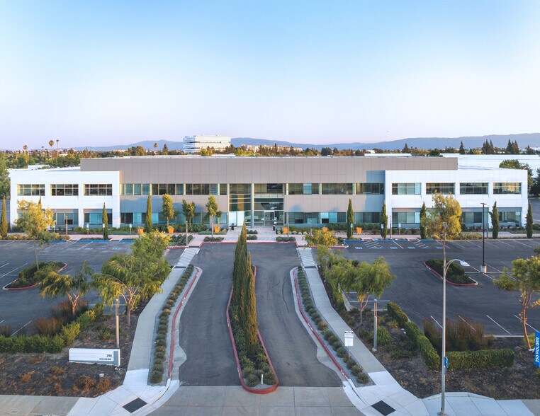 250 Holger Way, San Jose, CA à louer - Photo de l’immeuble – Image 2 sur 9