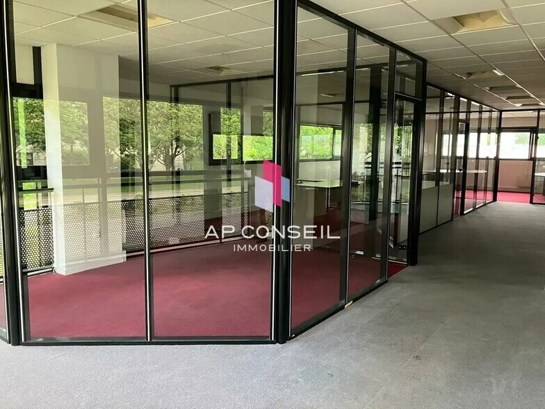 Local d’activités dans Buc à louer - Photo de l’immeuble – Image 2 sur 5