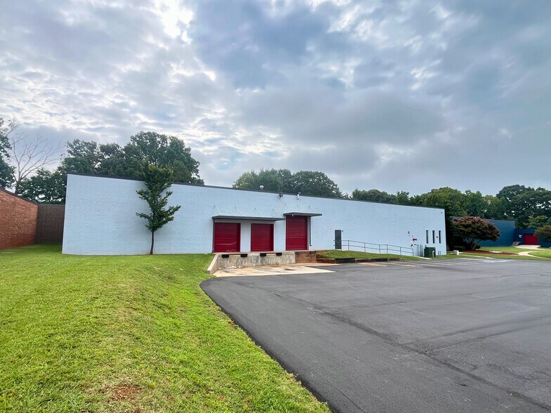 705 Baker Ct, High Point, NC à louer - Photo de l’immeuble – Image 2 sur 9