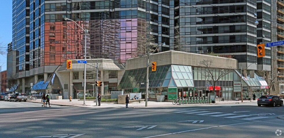 987 Bay St, Toronto, ON à louer - Photo de l’immeuble – Image 2 sur 6