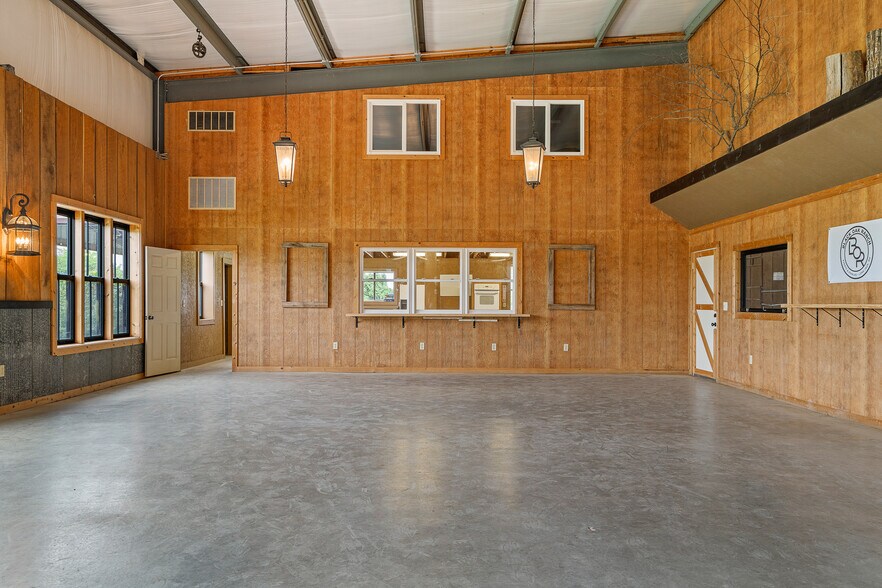 204 E Casey Rd, Lone Jack, MO à vendre - Photo de l’immeuble – Image 3 sur 92