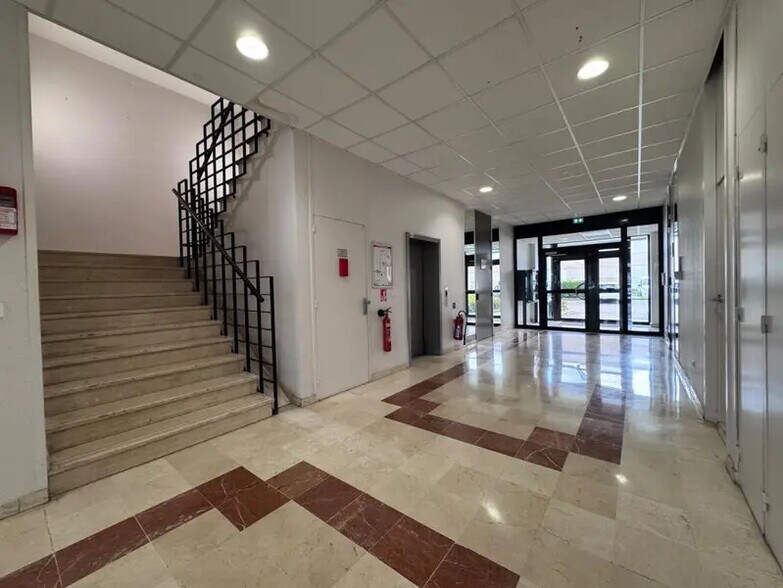 Bureau dans Rosny-sous-Bois à louer - Hall d’entrée – Image 3 sur 9
