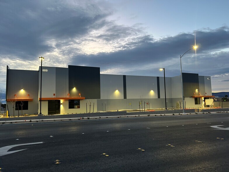 5940 McLeod Dr, Las Vegas, NV à louer - Photo principale – Image 1 sur 6