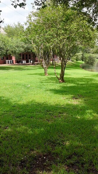 2255 Williams Trace Blvd, Sugar Land, TX à vendre - Vidéo aérienne – Image 3 sur 15