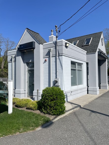 871 Middle Country Rd, Selden, NY à vendre - Photo de l’immeuble – Image 1 sur 9