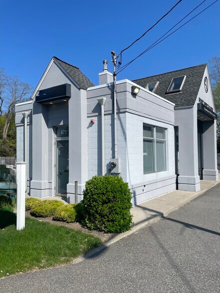 871 Middle Country Rd, Selden, NY à vendre - Photo de l’immeuble – Image 2 sur 10