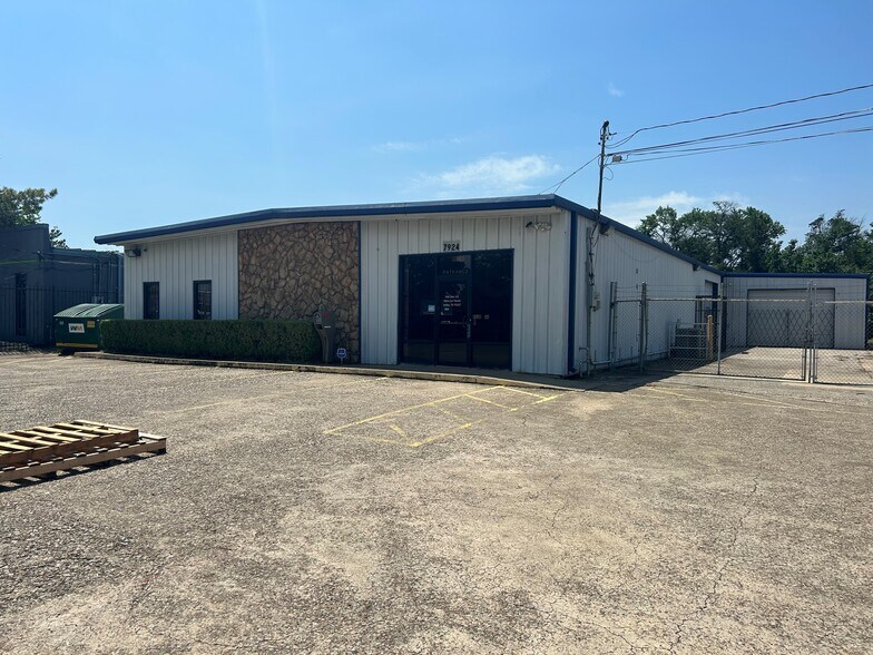 7924 Carr St, Dallas, TX à louer - Photo de l’immeuble – Image 2 sur 11
