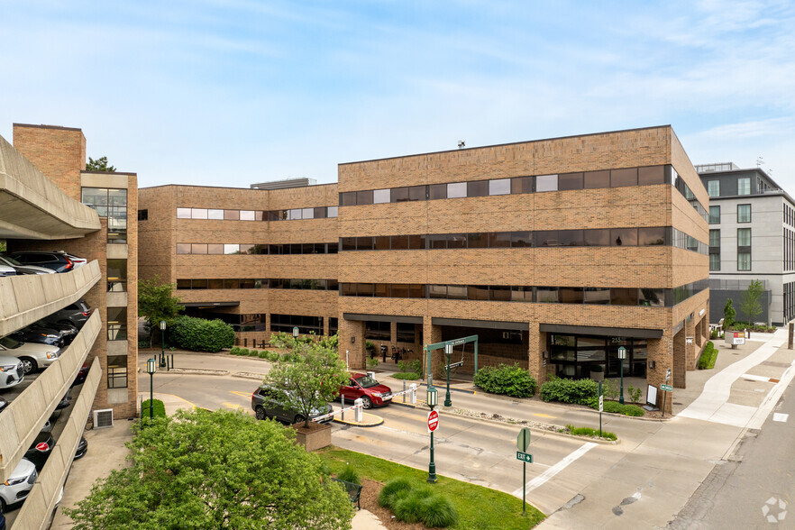 255 E Brown St, Birmingham, MI à louer - Photo de l’immeuble – Image 1 sur 6