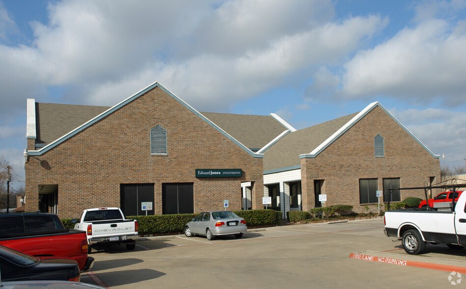 1634 W Irving Blvd, Irving, TX à louer - Photo de l’immeuble – Image 2 sur 3