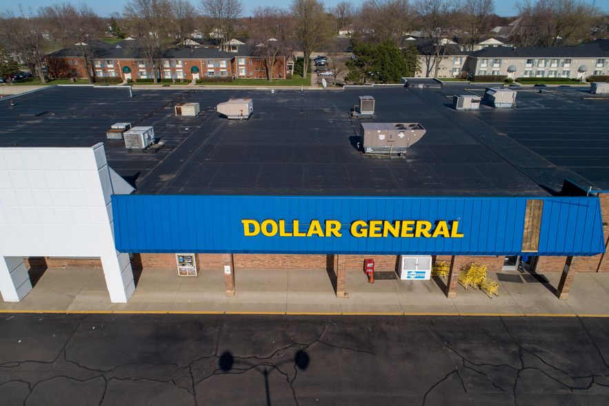 11743 Fifteen Mile Rd, Sterling Heights, MI à louer - Photo de l’immeuble – Image 3 sur 9