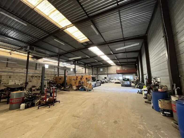 Local d'activités dans Porcheville à vendre - Photo de l’immeuble – Image 3 sur 9