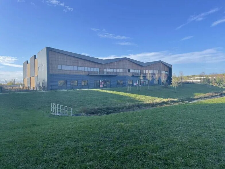 Local d'activités dans Moissy-Cramayel à vendre - Photo de l’immeuble – Image 2 sur 19