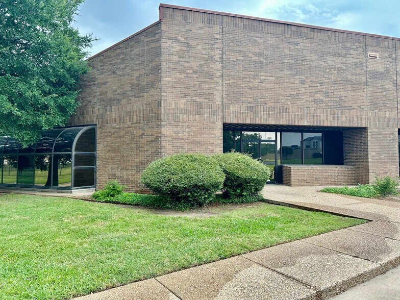 817 Greenview Dr, Grand Prairie, TX à louer - Photo de l’immeuble – Image 2 sur 23