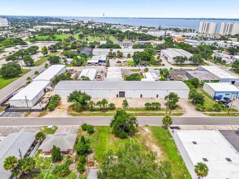 716 Columbus Ave, Melbourne, FL à louer - Aérien – Image 1 sur 37