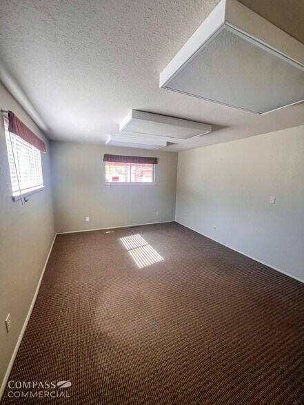 16455 William Foss Rd, La Pine, OR à louer - Photo de l’immeuble – Image 2 sur 17