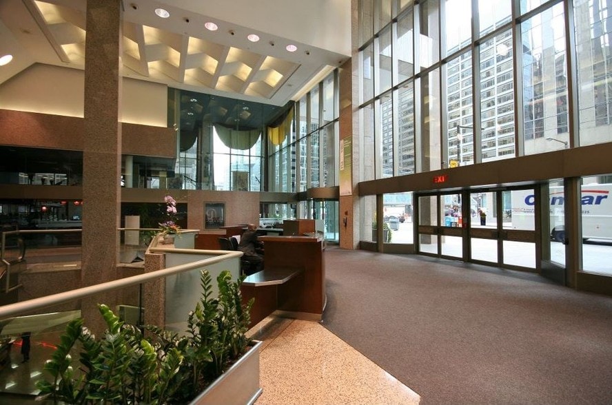 121 King St W, Toronto, ON à louer - Hall d’entrée – Image 2 sur 6