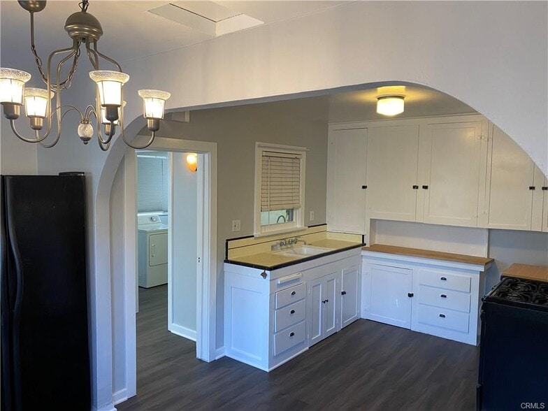 2224 E St, La Verne, CA à louer - Photo de l’immeuble – Image 3 sur 16