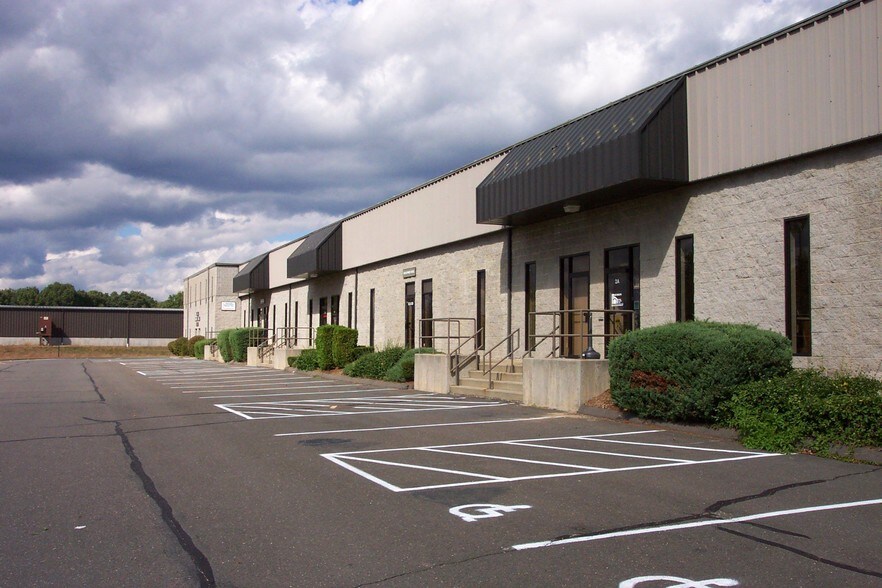 630 Silver St, Agawam, MA à louer - Photo de l’immeuble – Image 1 sur 7