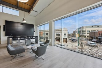 55-99 W Maple Rd, Birmingham, MI à louer Photo intérieure– Image 1 sur 11