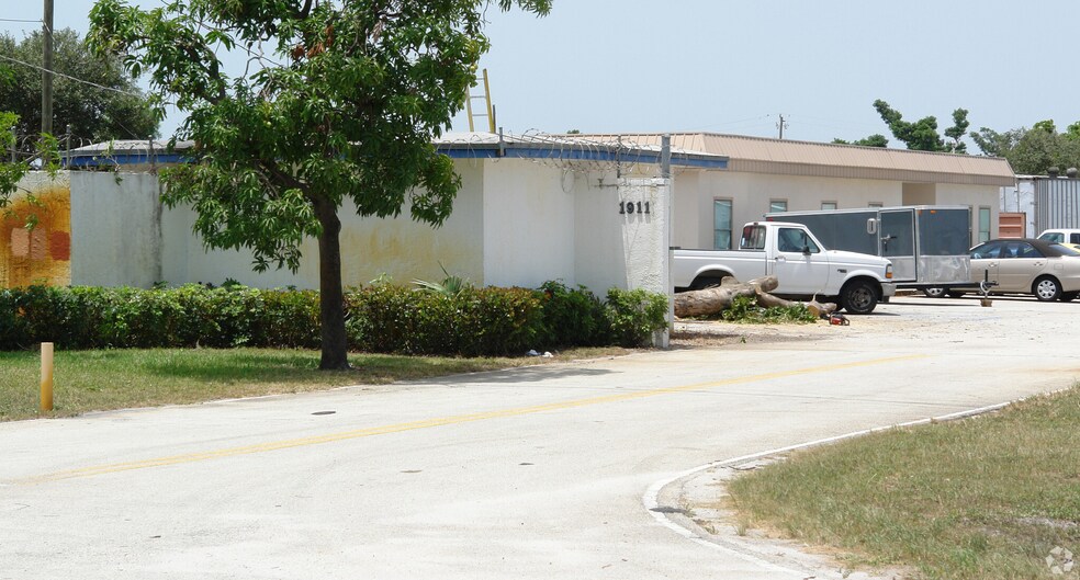 1911 NW 15th St, Pompano Beach, FL à louer - Photo de l’immeuble – Image 2 sur 4
