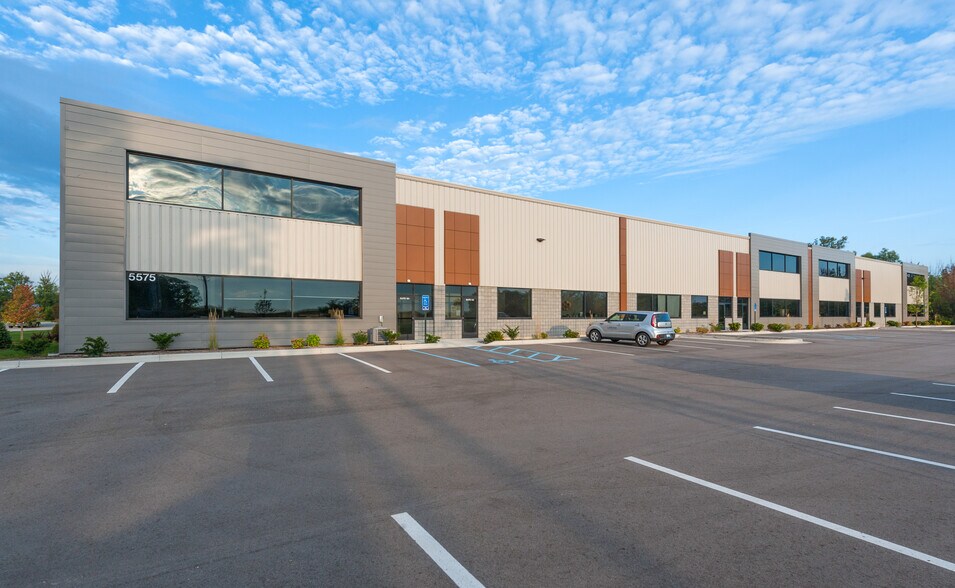 5575 Kraft Ave SE, Grand Rapids, MI à louer - Photo de l’immeuble – Image 3 sur 8
