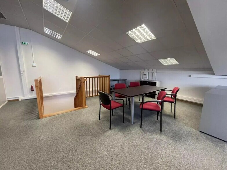 Bureau dans Puget-sur-Argens à louer - Photo de l’immeuble – Image 2 sur 8