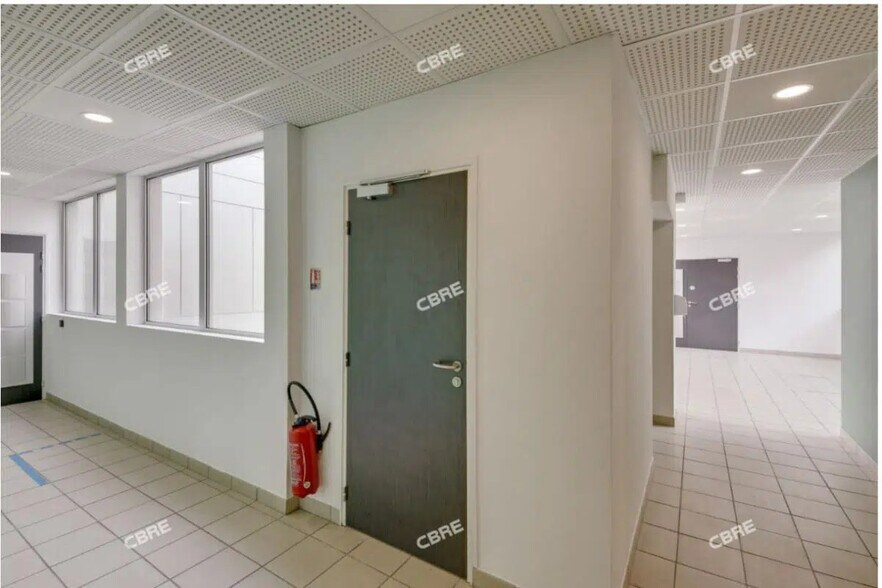 Bureau dans Canéjan à louer - Photo de l’immeuble – Image 3 sur 13
