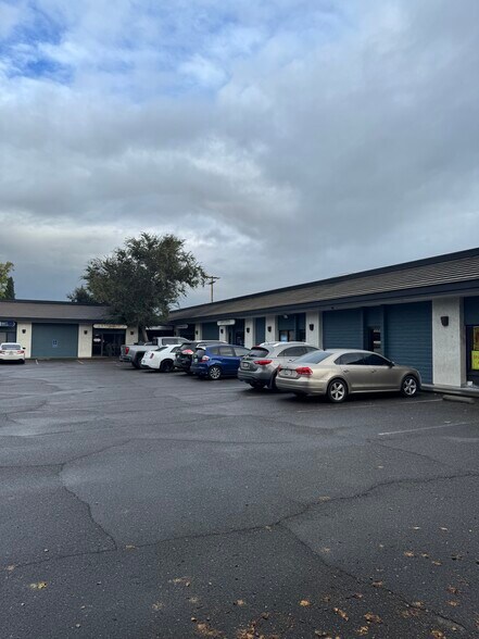 1800 Tully Rd, Modesto, CA à louer - Photo de l’immeuble – Image 2 sur 11