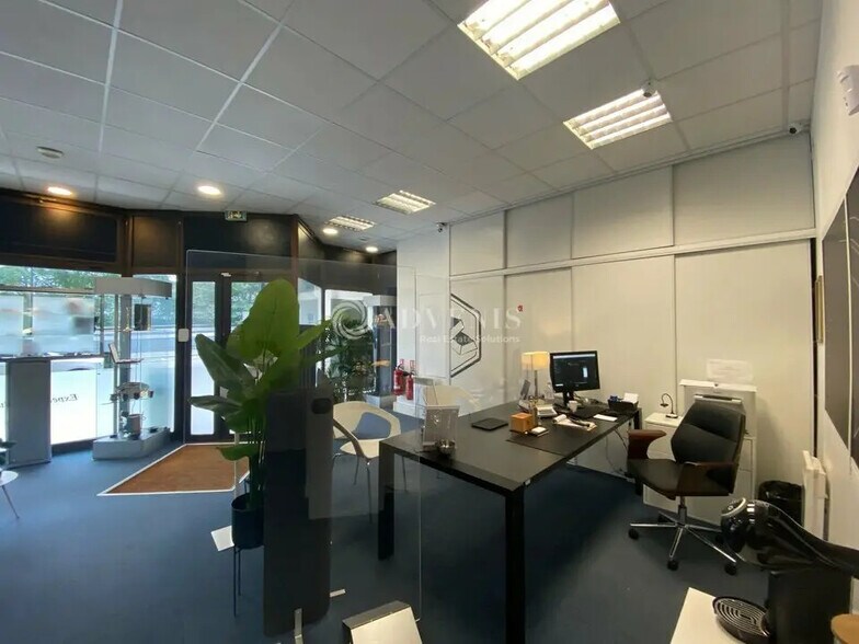 Local commercial dans Montigny-le-Bretonneux à louer - Photo de l’immeuble – Image 3 sur 5