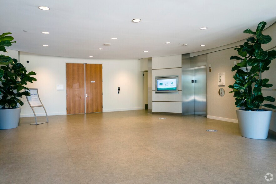 3636 Nobel Dr, San Diego, CA à louer - Hall d’entrée – Image 3 sur 3