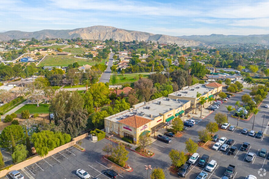 1551 E Ontario Ave, Corona, CA à vendre - Photo de l’immeuble – Image 3 sur 9