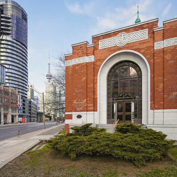 545 Lake Shore Blvd W, Toronto, ON à vendre - Photo de l’immeuble – Image 2 sur 5