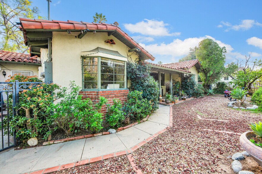 17520 Kingsbury St, Granada Hills, CA à vendre - Photo de l’immeuble – Image 3 sur 52