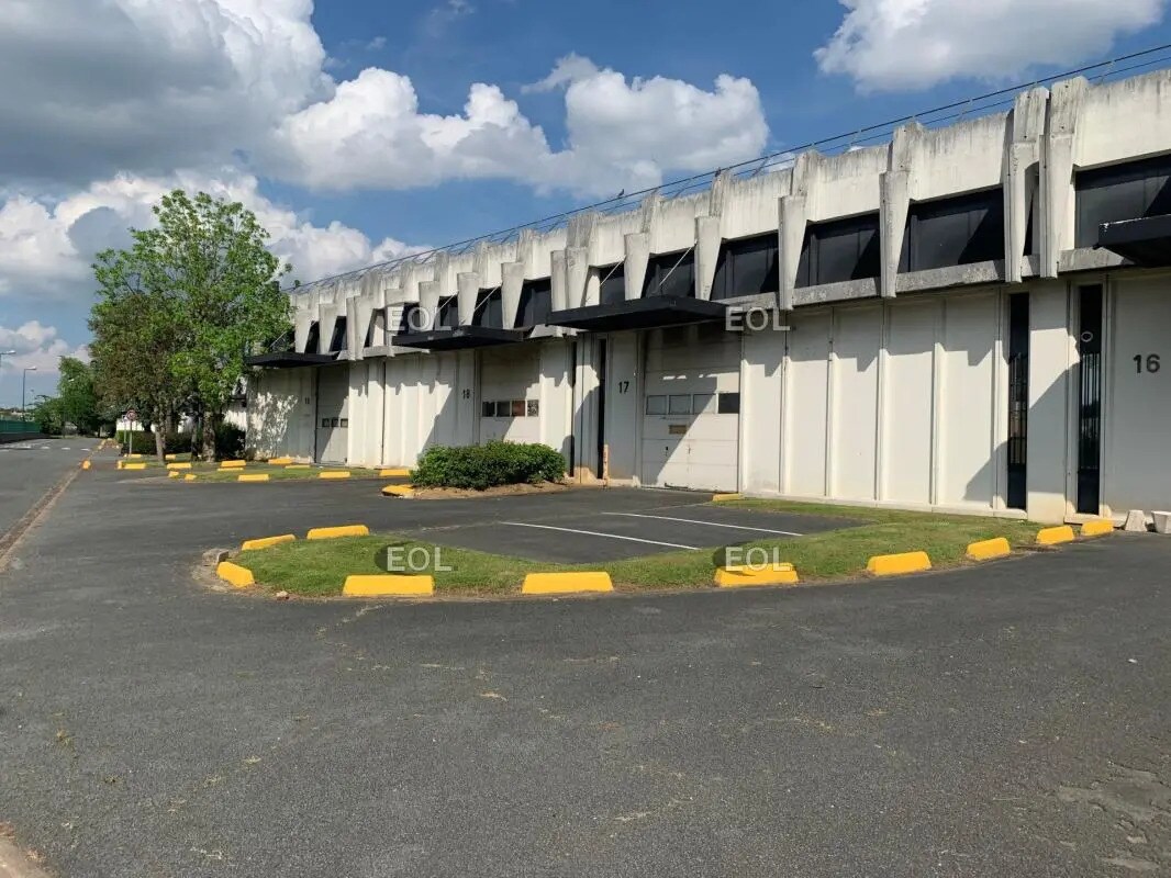 Local d’activités dans Évry-Courcouronnes à louer Photo de l’immeuble– Image 1 sur 2