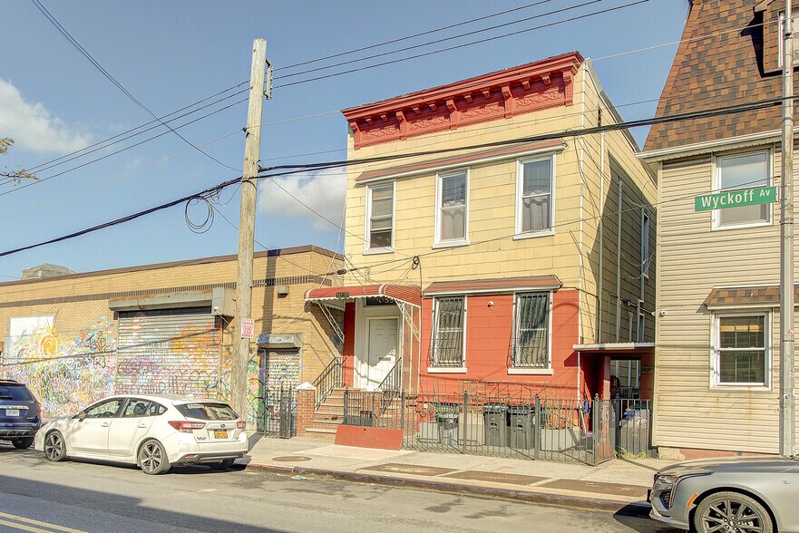 1055 Wyckoff Ave, Ridgewood, NY à vendre - Photo de l’immeuble – Image 2 sur 6