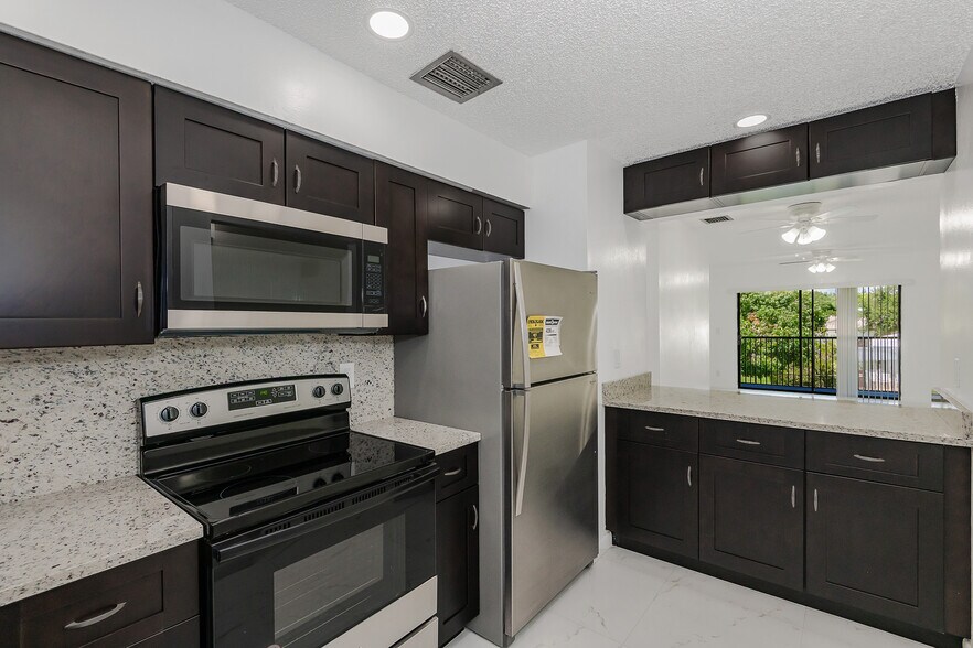 10675-10687 Royal Palm Blvd, Coral Springs, FL à vendre - Photo de l’immeuble – Image 2 sur 30