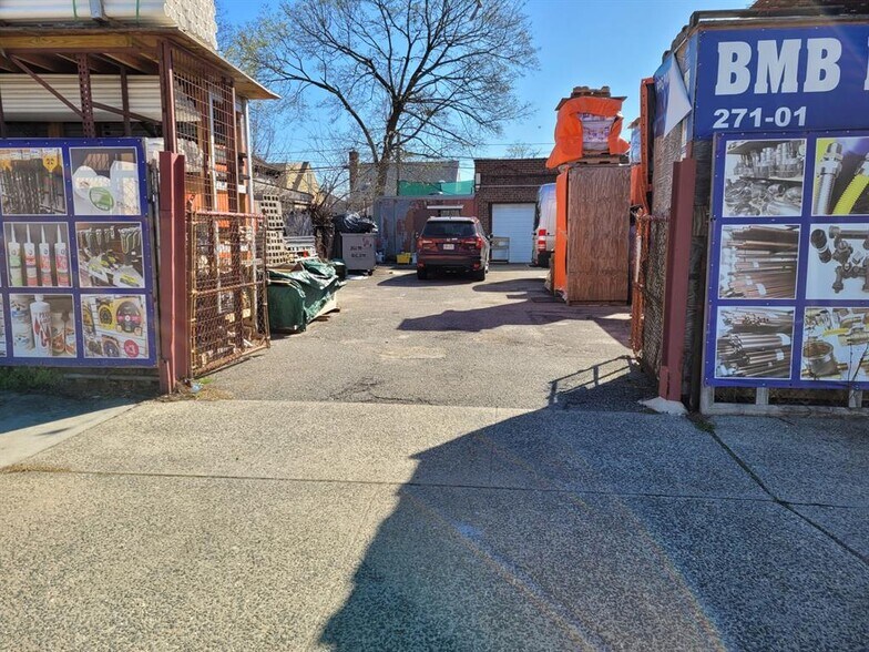 27101 80th Ave, North New Hyde Park, NY à vendre - Photo de l’immeuble – Image 2 sur 3