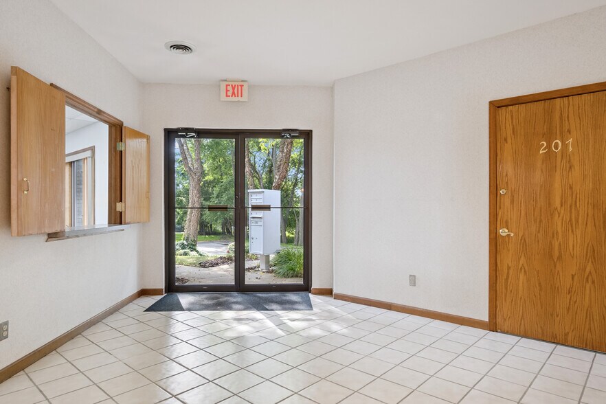 1181 N Milford Rd, Milford, MI à vendre - Photo de l’immeuble – Image 3 sur 86