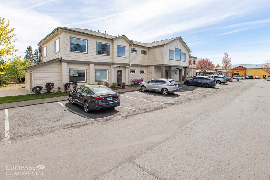 300 SE Reed Market Rd, Bend, OR à louer - Photo principale – Image 1 sur 22