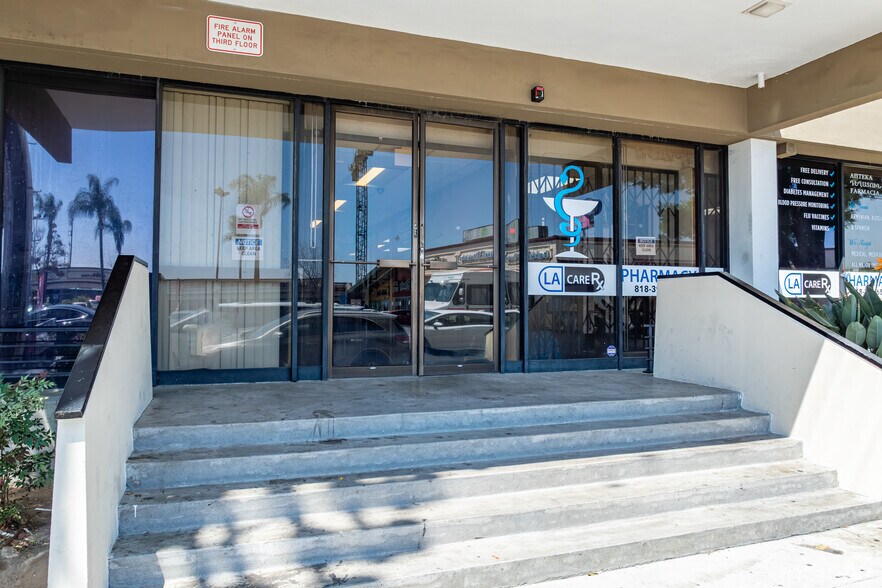 15243 Vanowen St, Van Nuys, CA à louer - Photo de l’immeuble – Image 3 sur 4