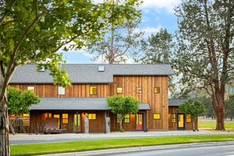 771-781 W Hood Ave, Sisters, OR à louer Photo de l’immeuble– Image 1 sur 15