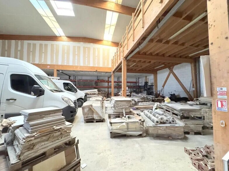 Local d’activités dans Chanteloup-les-Vignes à louer - Photo de l’immeuble – Image 3 sur 13