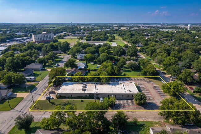 Plus de détails pour 1300 N Anglin, Cleburne, TX - Bureau à vendre