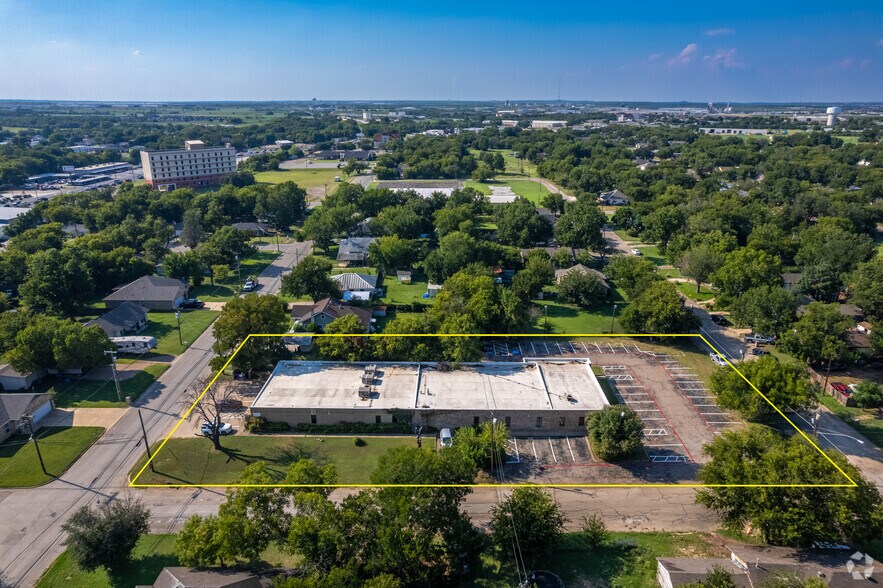 1300 N Anglin, Cleburne, TX à vendre - Aérien – Image 1 sur 17