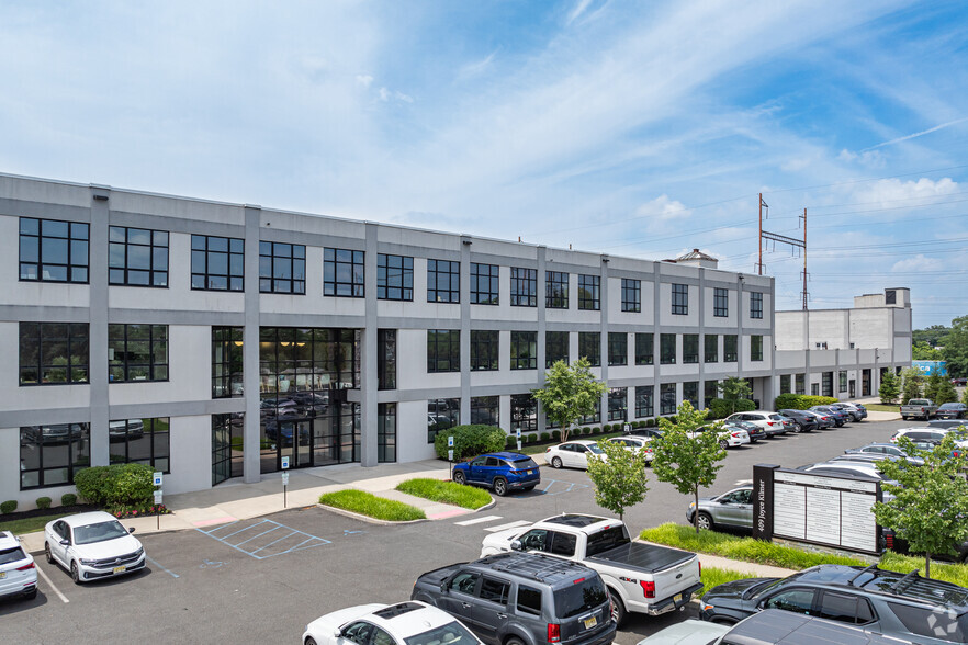 409 Joyce Kilmer Ave, New Brunswick, NJ à louer - Photo de l’immeuble – Image 2 sur 20