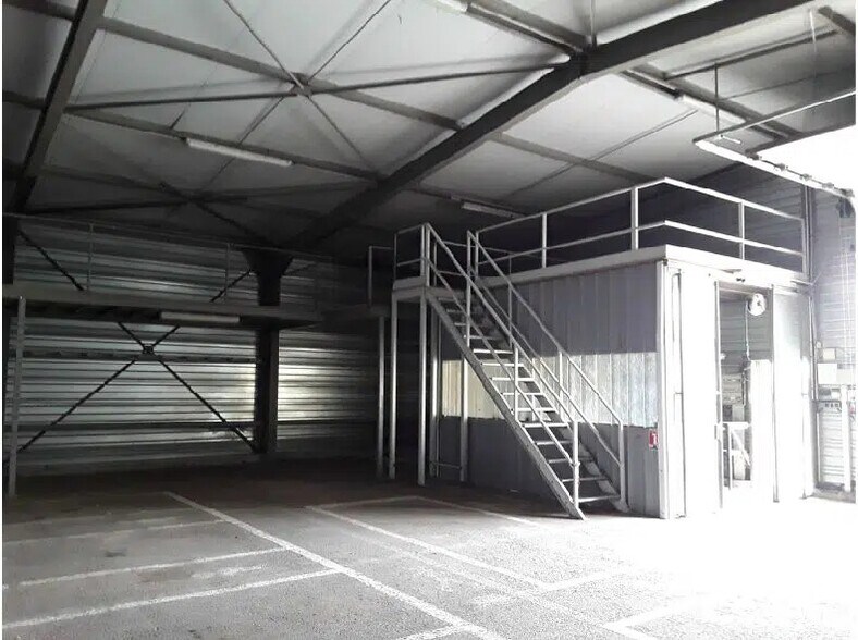 Local d’activités dans Le Muy à louer - Photo de l’immeuble – Image 1 sur 2