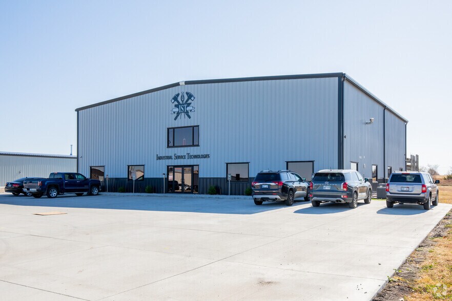 Tonganoxie Industrial Portfolio portefeuille de 3 biens à vendre sur LoopNet.fr - Photo principale – Image 2 sur 3