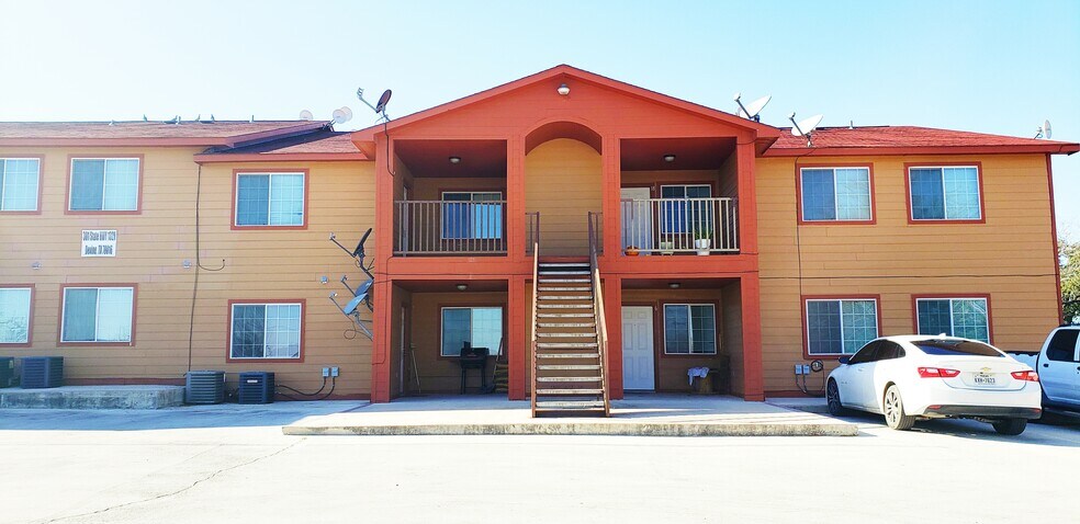 381 State Highway 132, Devine, TX à vendre - Photo de l’immeuble – Image 2 sur 13
