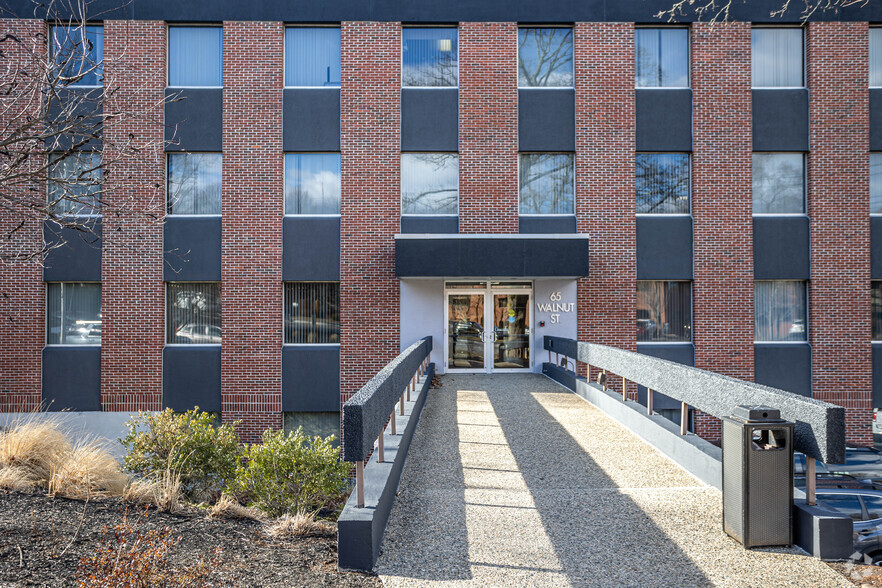 65 Walnut St, Wellesley, MA à louer - Photo de l’immeuble – Image 3 sur 5